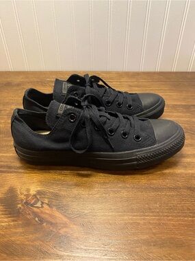 Converse Chuck Taylor All Stars Women’s size 8 - All Black Low Top Sneakers